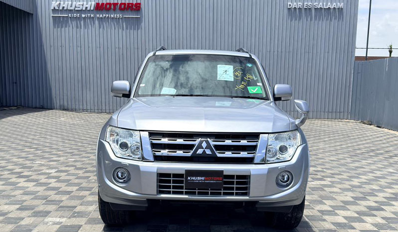 2013 Mitsubishi Pajero image-2