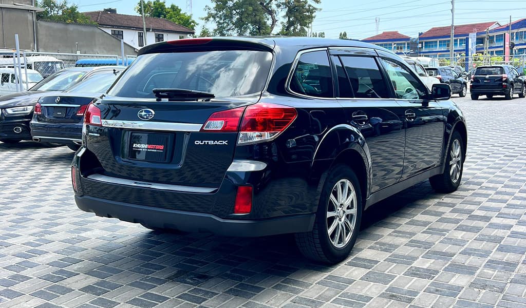 2010 Subaru Outback 2.5L image-3