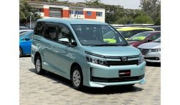 
Toyota Voxy 2015 full									