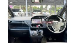 
Toyota Voxy 2016 full									