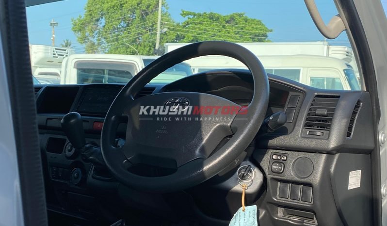 
Toyota Hiace Commuter 2017 full									