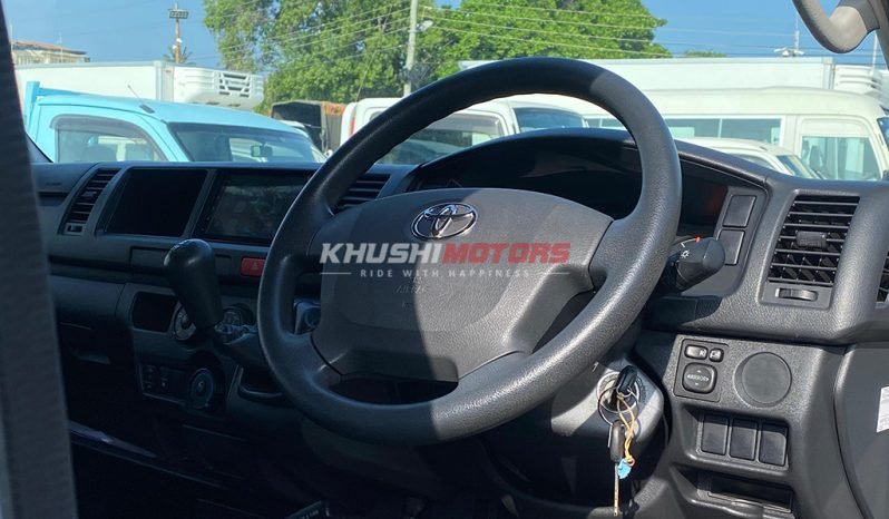 
Toyota Hiace Commuter 2017 full									