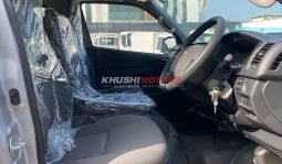 Toyota Hiace Commuter 2017 full