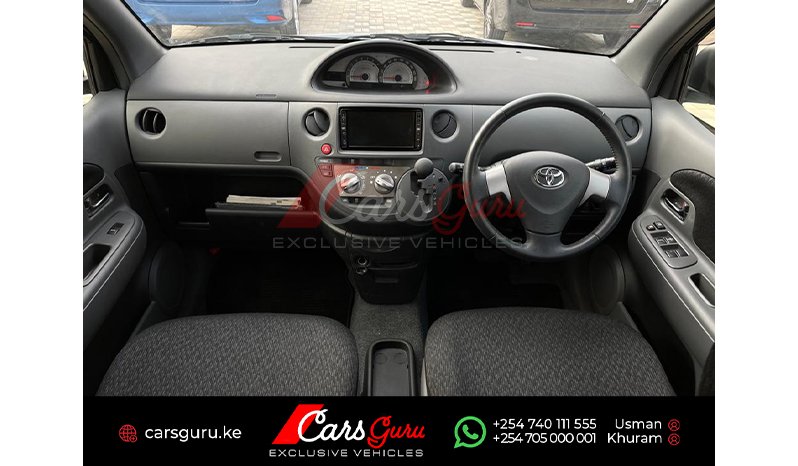   Toyota Sienta 2015