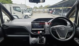 
										Toyota Voxy 2018 full									