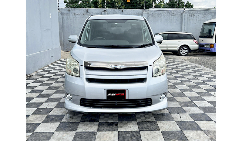 Toyota Noah 2008