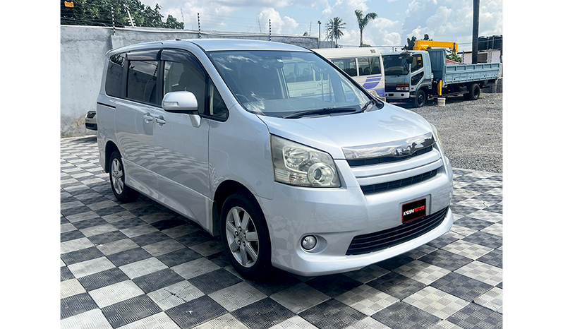 Toyota Noah 2008