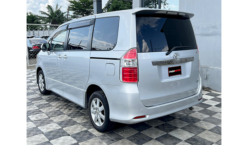 Toyota Noah 2008