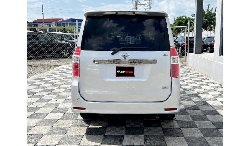 Toyota Noah 2008