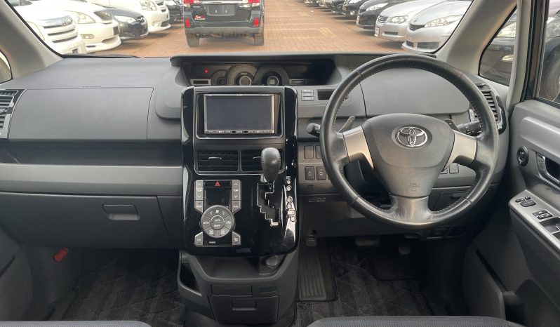 
								Toyota Voxy 2008 full									