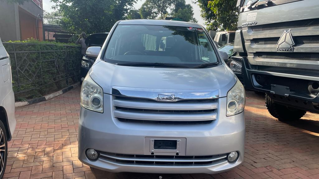 Toyota Noah 2008