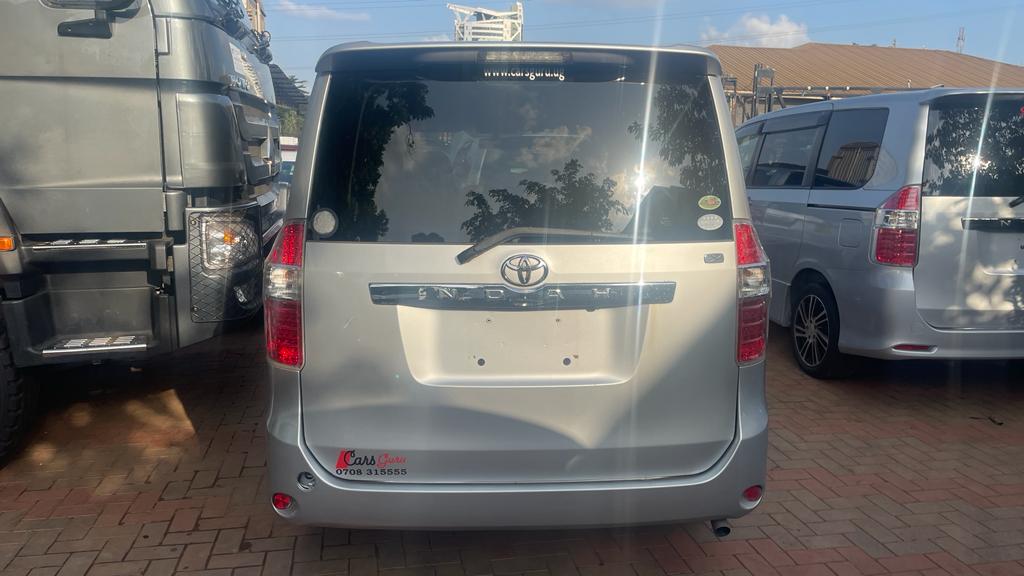 Toyota Noah 2008