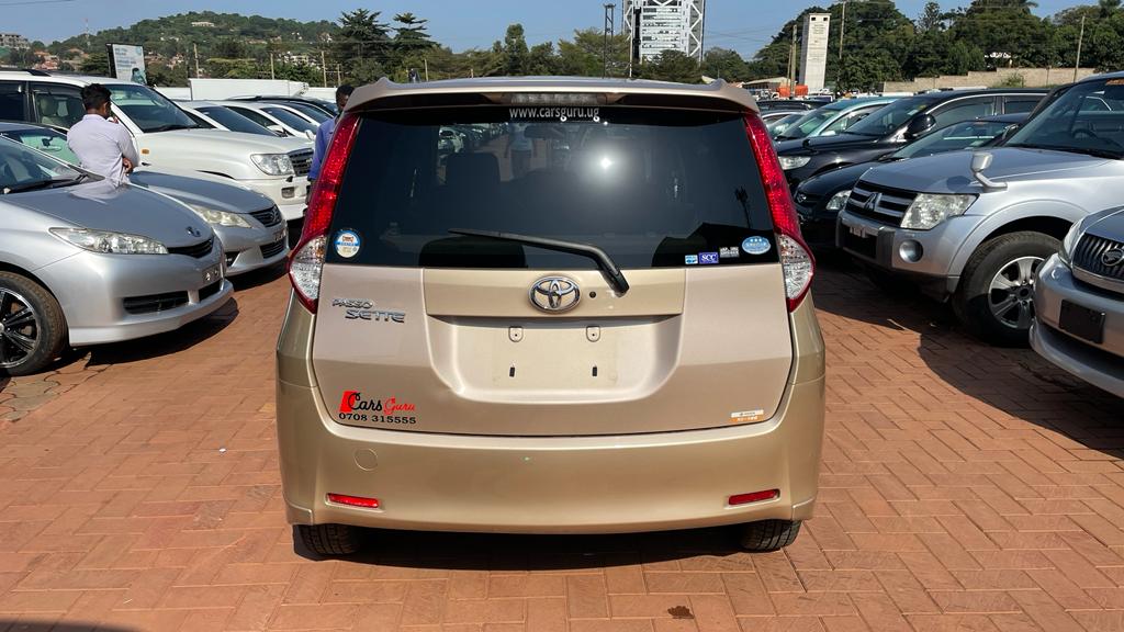 Toyota Passo Sette 2009