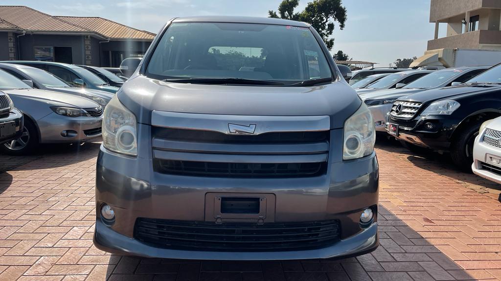 Toyota Noah 2008