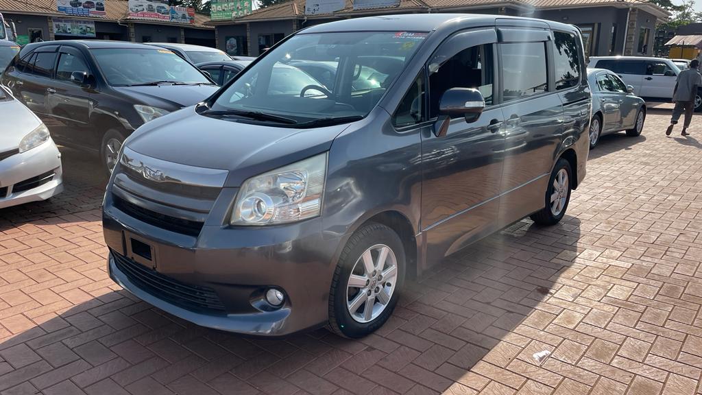 Toyota Noah 2008