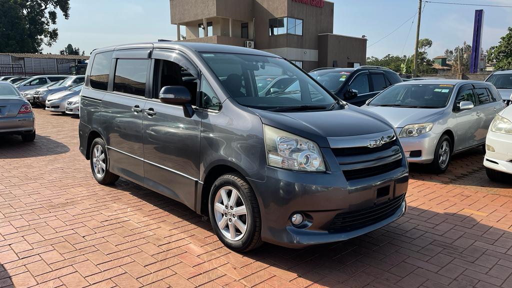 Toyota Noah 2008