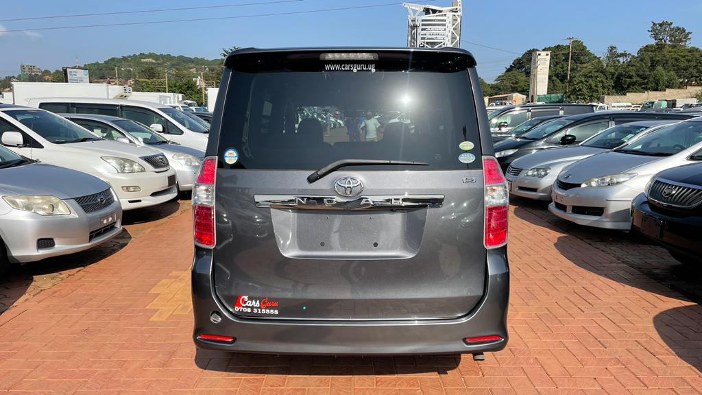 Toyota Noah 2008