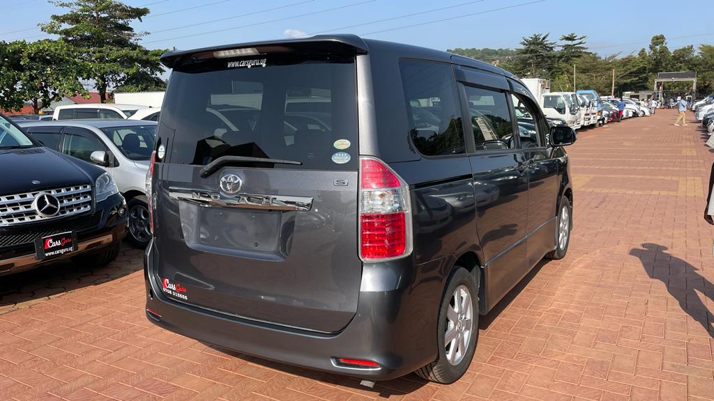 Toyota Noah 2008