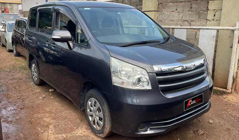 Toyota Noah 2009