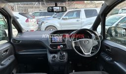 
										Toyota Voxy 2015 full									