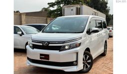 
										Toyota VOXY 2015 full									