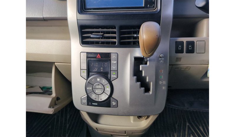 Toyota Noah 2010 full