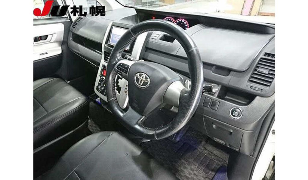Toyota Noah 2010