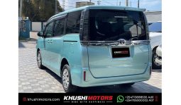 
Toyota Voxy 2015 full									