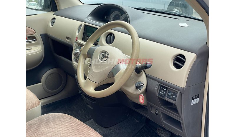 
								Toyota Sienta 2015 full									