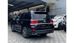 
Toyota Land Cruiser ZX V8 2017 full									