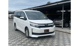 
Toyota Voxy 2017 full									