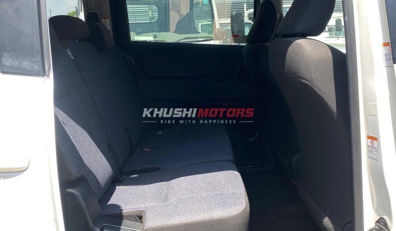 
								Toyota Sienta 2017 full									