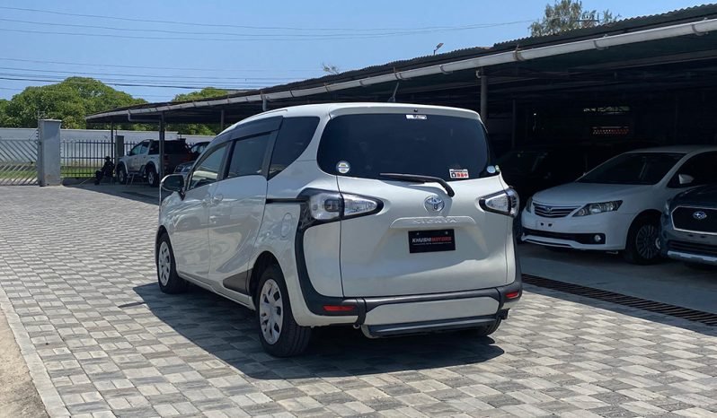 
								Toyota Sienta 2017 full									