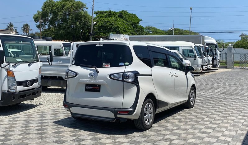 
								Toyota Sienta 2017 full									