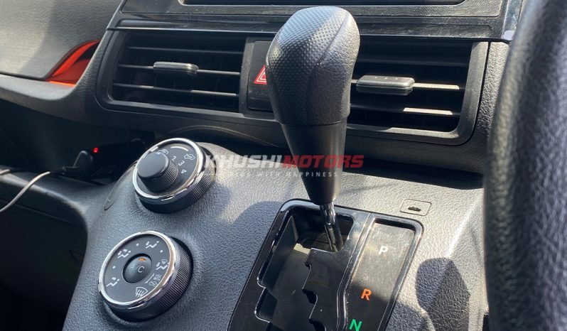 
								Toyota Sienta 2017 full									