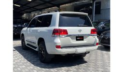 
Toyota Land Cruiser Sahara 2017 full									