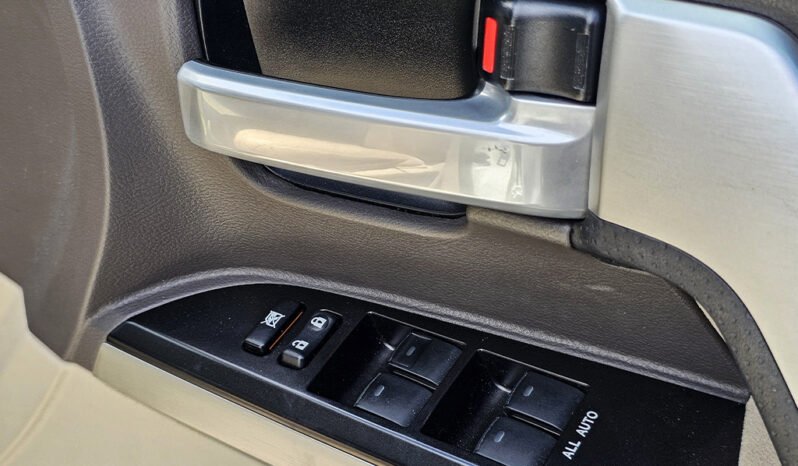 
								Toyota Land Cruiser ZX V8 2018 full									