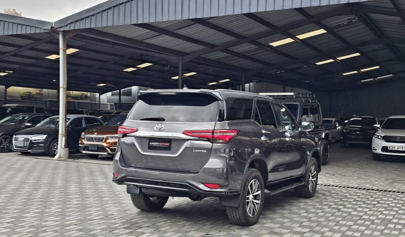 
								Toyota Fortuner 2017 full									