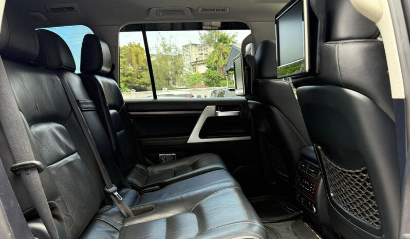 
Toyota Land Cruiser Sahara V8 2015 full									