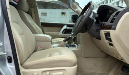 
Toyota Land Cruiser ZX V8 2018 full									