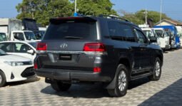 
										Toyota Land Cruiser Sahara V8 2018 full									
